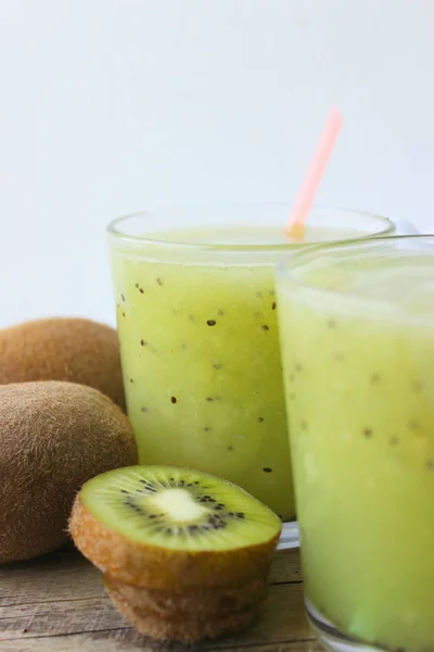 Smoothies Kiwi Copo Lado Fatias Quivi Frescas Uma Mesa Madeira — Fotografia de Stock