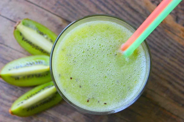 Bebida Refrescante Verão Comida Saudável Vegetarianismo Smoothie Kiwi Copo Lado — Fotografia de Stock