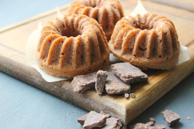 Ahşap bir Tahta, rustik tarzı üzerinde çikolata ile tatlı ev yapımı cupcakes. Kopya alanı. Kokulu ev yapımı kek, tarifi.