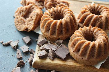 Ahşap bir Tahta, rustik tarzı üzerinde çikolata ile tatlı ev yapımı cupcakes. Kopya alanı. Kokulu ev yapımı kek, tarifi.