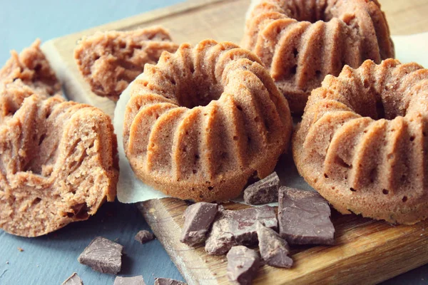 Ahşap bir Tahta, rustik tarzı üzerinde çikolata ile tatlı ev yapımı cupcakes. Kopya alanı. Kokulu ev yapımı kek, tarifi.