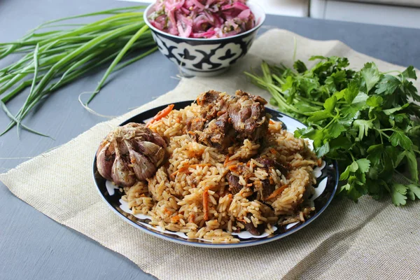 Концепция Восточной Кухни Домашний Узбекский Плов Баранины Подается Круглом Блюде — стоковое фото