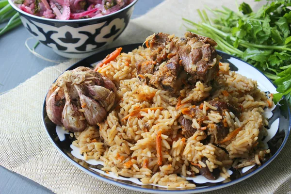 Concepto Cocina Oriental Pilaf Cordero Uzbeko Casero Sirve Bandeja Redonda — Foto de Stock