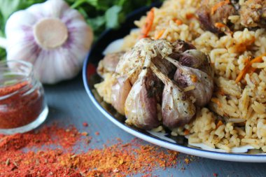 Pilav et ve baharat tabağının üzerinde.tahta bir arka plan üzerinde bir tabakta pilav, üst görünümü. Doğu mutfağı kavramı.