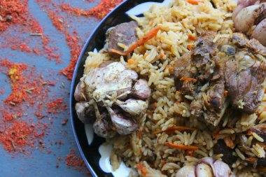 Pilav et ve baharat tabağının üzerinde.tahta bir arka plan üzerinde bir tabakta pilav, üst görünümü. Doğu mutfağı kavramı.