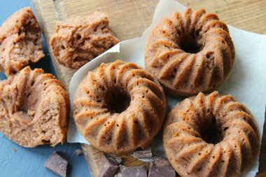 Kekler ahşap bir arka plan üzerine pudra şekeri serpilir. Ev yapımı kek. Tatlı ev yapımı tatlı. Kopyalama alanı.