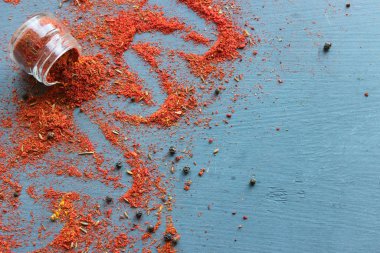 Tahta kaşıktaki baharatlar. Siyah taş masada çeşitli Hint baharatları. Bir kayrak arka plan üzerinde baharat lar ve otlar. Yemek pişirmek için Malzemeler. Kopyalama alanı.