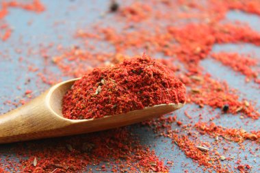 Tahta kaşıktaki baharatlar. Siyah taş masada çeşitli Hint baharatları. Bir kayrak arka plan üzerinde baharat lar ve otlar. Yemek pişirmek için Malzemeler. Kopyalama alanı.