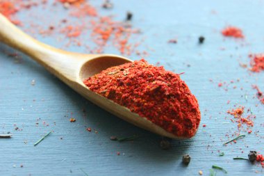 Tahta kaşıktaki baharatlar. Siyah taş masada çeşitli Hint baharatları. Bir kayrak arka plan üzerinde baharat lar ve otlar. Yemek pişirmek için Malzemeler. Kopyalama alanı.