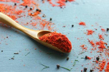 Tahta kaşıktaki baharatlar. Siyah taş masada çeşitli Hint baharatları. Bir kayrak arka plan üzerinde baharat lar ve otlar. Yemek pişirmek için Malzemeler. Kopyalama alanı.