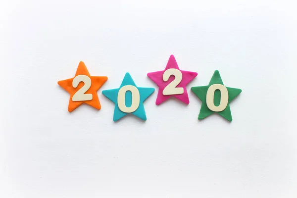 2020背景 新しい2020年のコンセプト 白い背景にカラフルな数字2020と新年 クリスマスカード おめでとうスペースのコピー — ストック写真