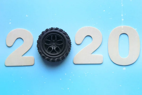 2020. Yeni yıl kavramı. Rakamlar 2020 mavi bir arka plan üzerinde izole edilmiş, yerine sayı 0 araba tekerleği. Yeni yıl arka plan, kopyalama alanı.