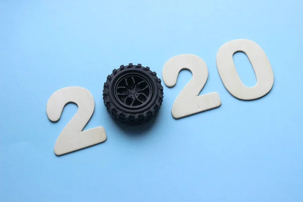 2020. Yeni yıl kavramı. Rakamlar 2020 mavi bir arka plan üzerinde izole edilmiş, yerine sayı 0 araba tekerleği. Yeni yıl arka plan, kopyalama alanı.