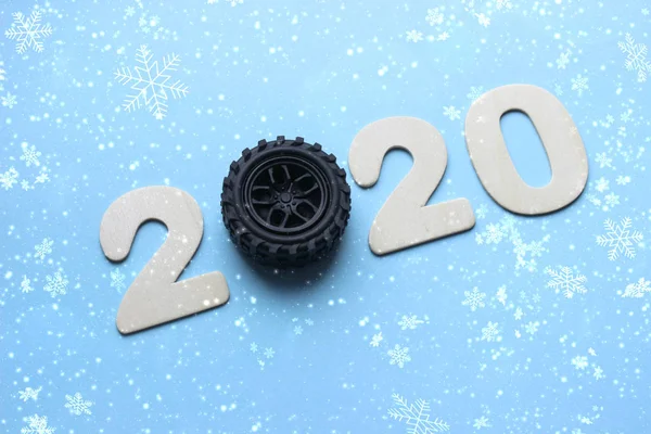 2020. Yeni yıl kavramı. Rakamlar 2020 mavi bir arka plan üzerinde izole edilmiş, yerine sayı 0 araba tekerleği. Yeni yıl arka plan, kopyalama alanı.