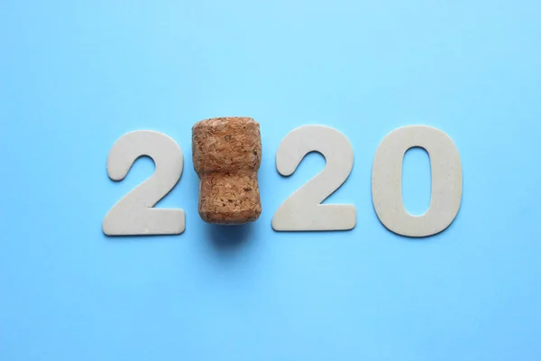 2020 Números 2020 Cortiça Champanhe Isolado Fundo Azul Torno Dos — Fotografia de Stock