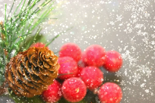 圣诞装饰 冷杉锥和树枝 红色浆果 复制空间 新年祝福 明信片 — 图库照片