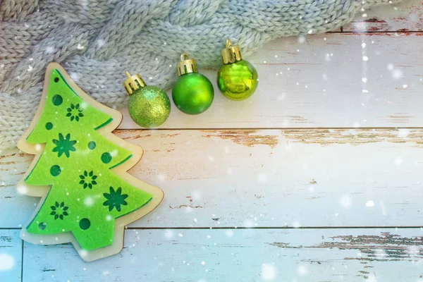 新年背景 圣诞装饰品圣诞节背景 圣诞玩具 绿色的球在白色的木材的背景 复制空间 — 图库照片