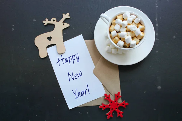 Carte de Noël avec message Bonne année sur lettre isolée sur blanc . — Photo