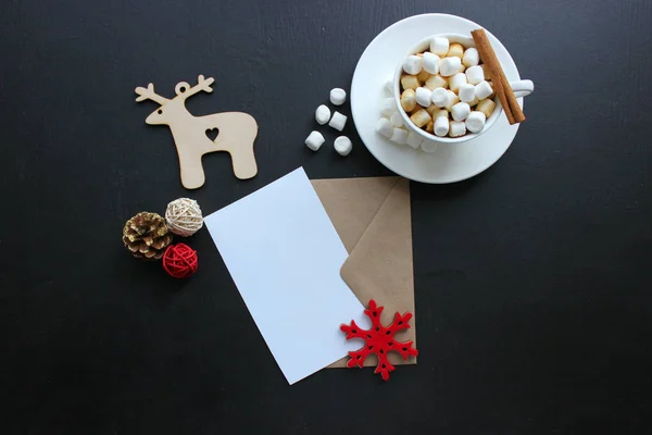 Új év, karácsonyi háttér. Fehér díszített karácsonyi üdvözlőlap hópelyhek és fakőzszarvas — Stock Fotó