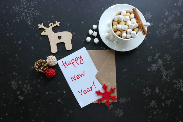 Nouvel an, fond de Noël. Une carte de Noël avec un message Bonne année sur une lettre isolée sur blanc — Photo