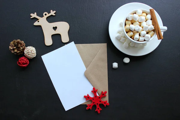 Új év, karácsonyi háttér. Fehér díszített karácsonyi üdvözlőlap hópelyhek és fakőzszarvas — Stock Fotó