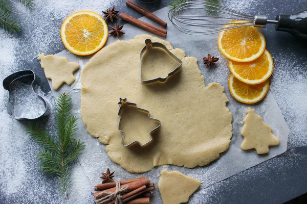 Preparación de galletas tradicionales de jengibre de Navidad, pasteles caseros para Año Nuevo y Navidad . — Foto de Stock
