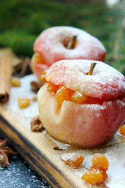 ahşap zemin üzerinde Noel baharatlar ile pişmiş elma