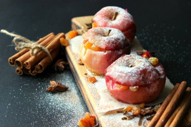 ahşap zemin üzerinde Noel baharatlar ile pişmiş elma