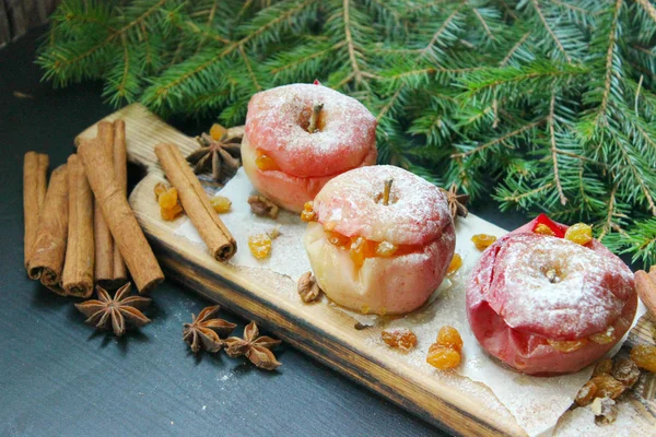 用木制背景上圣诞香料烤的苹果 — 图库照片