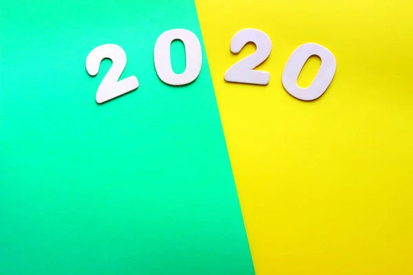 2020年 圣诞节背景 圣诞作文 2020年的数字在绿色和黄色的明亮背景下 为您的文本复制空间 — 图库照片