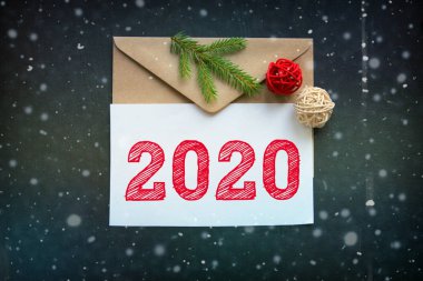 2020 yılı. Yeni yıl, Noel kompozisyonu. Sayılar 2020, yeni yıl tebrikleri kavramı. Noel ağacı, kakao, siyah arka planda Noel süslemeleri, bokeh, kar taneleri.