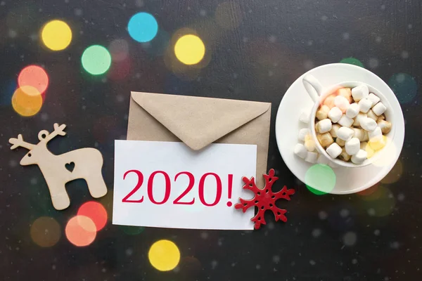 2020 yılı. Yeni yıl, Noel kompozisyonu. Sayılar 2020, yeni yıl tebrikleri kavramı. Noel ağacı, kakao, siyah arka planda Noel süslemeleri, bokeh, kar taneleri.