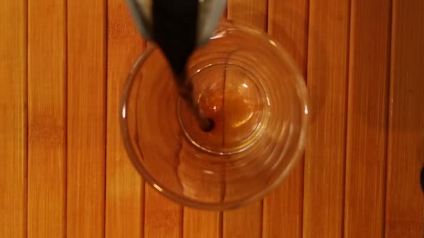 ガラスのコーヒーカップに新鮮なコーヒーを注ぐトップビュー イタリアの間欠泉コーヒーメーカー 木製の背景 フラットレイスタイル — ストック動画