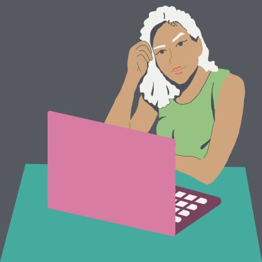 Kadın Freelancer laptop ile çalışır. 