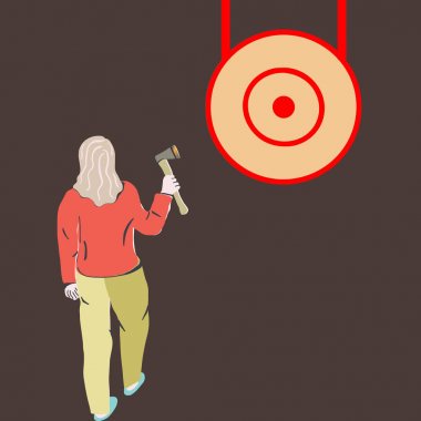 Ahşap hedefe balta atan kadın