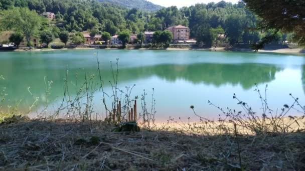 Pohled Malé Italské Jezero Dům Stromy Břehu Jezera — Stock video