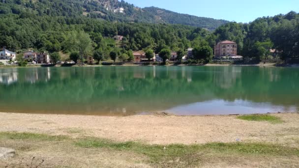 Μια Μικρή Λίμνη Στη Νότια Ιταλία Σπίτι Δέντρα Στις Ακτές — Αρχείο Βίντεο