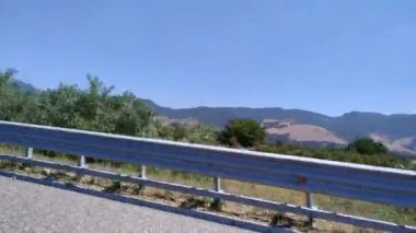 Araba sürme İtalya hareket görüntüleri. Yol bariyerleri görünümü. Dış mekan görüntüleri.