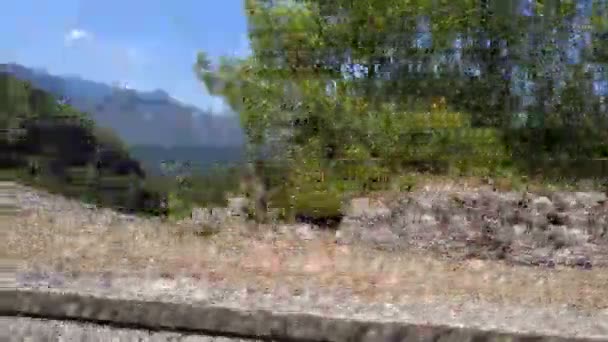 Italie séquences de mouvement rapide de la voiture conduisant sur la route sinueuse. Images de plein air .