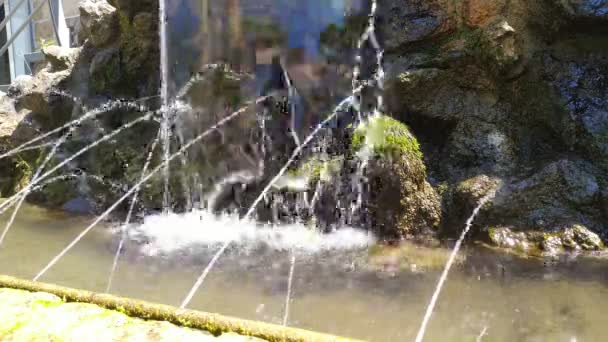 Ett Konstgjort Litet Vattenfall Med Vatten Skott Utomhus Film — Stockvideo