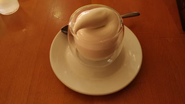 Κρεμώδες Παγωτό Γυάλινο Φλιτζάνι Κοντά Βίντεο Εστιατορίων — Αρχείο Βίντεο