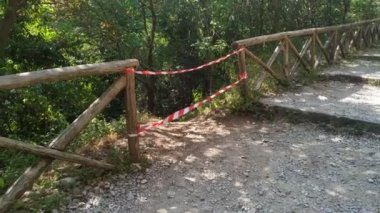 Ormanda kırık bariyeri kaplayan beyaz kırmızı çizgili çizgi. Giriş yasağı.