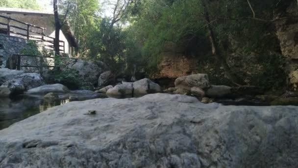 特写小湖里石头的镜头 堆砌的石头与小瀑布 — 图库视频影像