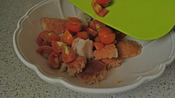 切碎的西红柿用面包扔进一个白色的碗里 准备意大利沙拉潘扎内拉面包 — 图库视频影像