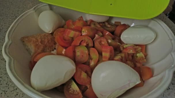 Adicionando Pequenas Bolas Mussarela Uma Tigela Branca Com Tomates Picados — Vídeo de Stock