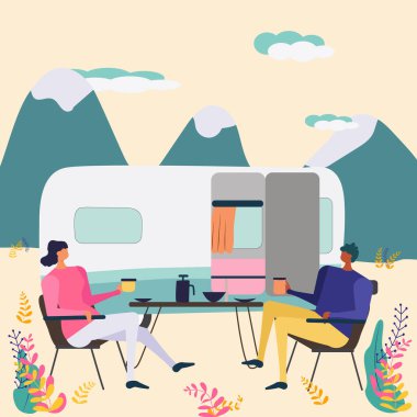 Bir çift, park etmiş karavanın önünde birlikte vakit geçiriyorlar..