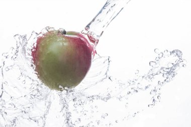 Brokoli içinde su beyaz bir arka plan üzerinde