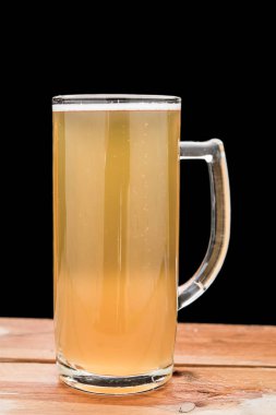 Masada bir bardak bira.