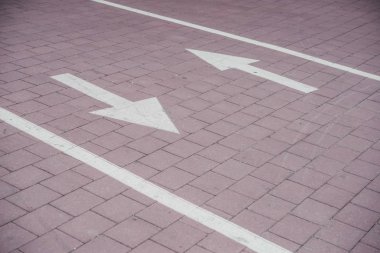 bir bisiklet için hareket yönü gösteren tuğla