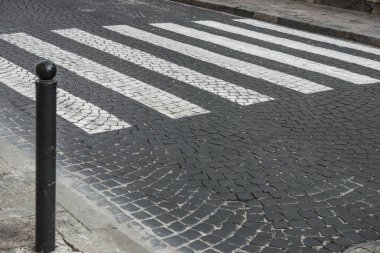 yol kaldırım taşları ve yaya geçidi